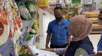Petugas Gabungan Ponorogo Cek Harga Bahan Pokok di Swalayan