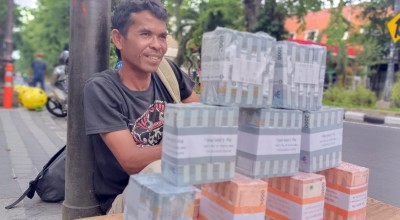 Cerita Mad Pulang dan Pergi Sampang-Surabaya Demi Mengais Rezeki Penukaran Uang Baru