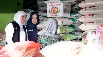 Pantau Harga Sembako di Mojokerto, Khofifah: Beras Ada Kenaikan