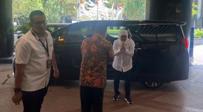 Soal Pertemuan Diam-diam dengan Sekjen Gerindra, Khofifah: Wes Ta Rek
