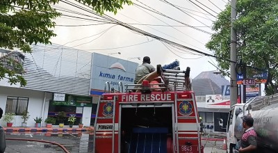 Apotek Kimia Farma Surabaya Terbakar