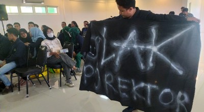 Keos! Pelantikan PJ Rektor Universitas Islam Lamongan Diwarnai Kericuhan