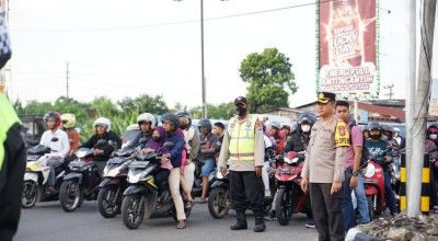 Pemudik Lokal Padati Simpang Mengkreng Kediri