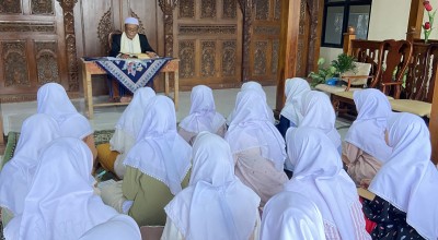 Menjaga Tradisi Ngaji Kitab Kuning Ala Santriwati Al Iman Putri Ponorogo