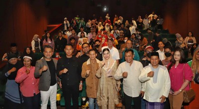 200 Warga Surabaya Diajak Istri Bupati Trenggalek Nobar Film Buya Hamka