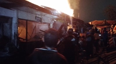 Kebakaran Pasar Kamal Hanguskan 20 Kios, Damkar Kesulitan Isi Air