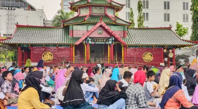 Potret Pembagian 1000 Paket Sembako di Masjid Cheng Hoo Surabaya