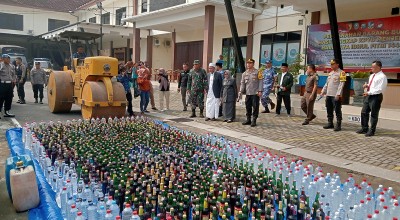 Polres Jombang Gilas Ribuan Botol Miras