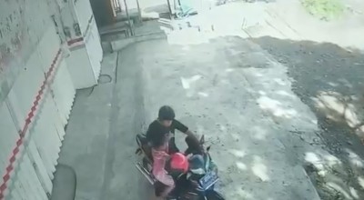 Edan! Pelaku Curanmor Emak-emak Gendong Anak Terekam CCTV di Banyuwangi