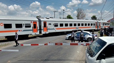 Tim Gabungan Jombang Siagakan Petugas di Perlintasan KA Tak Berpalang Pintu