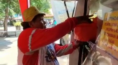 Petugas Samsat Surabaya Berbagi Keceriaan di Stadion G10N