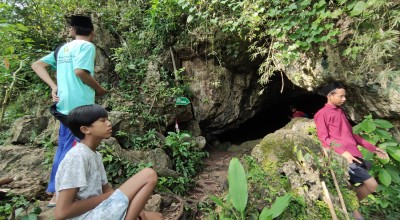 Ngabuburit Antimainstream Santri di Banyuwangi Susuri Jalur Terjal Gua Istana