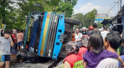Rem Blong, Dump Truk Seruduk Innova dan 3 Motor