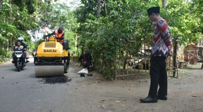 Jelang Lebaran Ketupat, Mas Ipin Pantau Proses Penambalan Jalan di Trenggalek