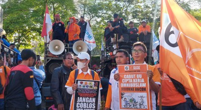 Potret Atribut Capres hingga Larangan Mencoblos Parpol dalam Demo Buruh di Surabaya