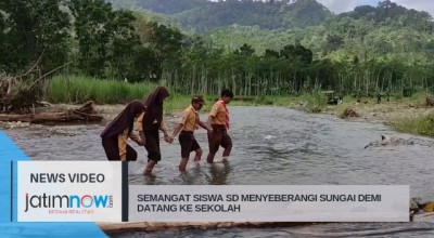 Semangat Siswa SD Menyeberang Sungai Demi Datang Ke Sekolah