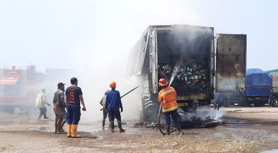 Popok Senilai Rp200 Juta dalam Truk Wings Boks Terbakar di Sidoarjo