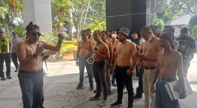 Ketika Belasan Aktivis Bertelanjang Dada di Kantor DPRD Kabupaten Pasuruan