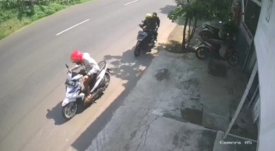 Siang Bolong Komplotan Bandit Motor Satroni Perkantoran di Mojokerto