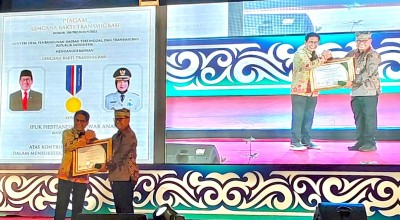 Pemkab Banyuwangi Terima Penghargaan Buah Sukseskan Program Transmigrasi Nasional