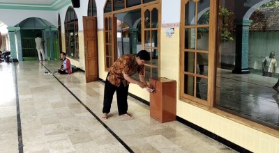 Dua Pria Terekam CCTV Bobol Kotak Amal Masjid di Kediri