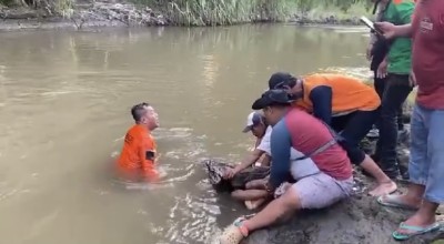 Kisah Polisi Kediri Bertaruh Nyawa Mencari Korban Tenggelam di Sungai Konto