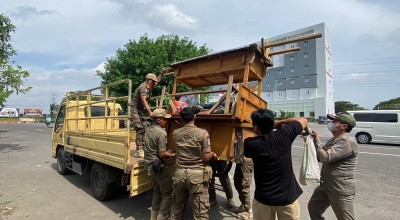Puluhan Gerobak Angkringan Tak Bertuan di Kawasan SLG Diangkut Satpol PP
