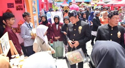 Momen Hardiknas, Pemkab Lamongan Gelontor Beasiswa untuk Guru