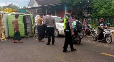 Truk Boks Terguling Usai Bertabrakan dengan Minibus di Sampang