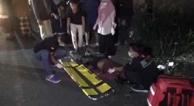 Gagal Salip Truk Misterius, Pengendara Kawasaki Ninja Tabrak Pohon di Jombang