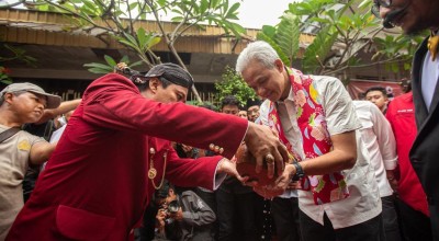 Ganjar Basuh Tangan dengan Air Sumur Bersejarah ketika Kunjungi Rumah Kelahiran Bung Karno