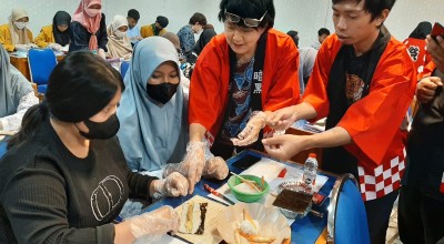 Serunya Membuat Sushi dan Onigiri di Unitomo Bersama Pakarnya