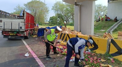 Truk Bermuatan Buah Terbalik di Tol Sidoarjo