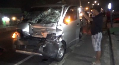 Granmax Seruduk Mobil Pikap Muatan Kandang Ayam di Jombang
