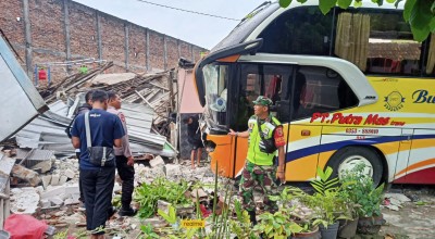 Bus Pariwisata Seruduk Rumah dan Warung di Bojonegoro, Begini Kondisinya