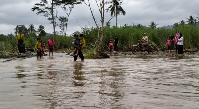 Perjuangan Siswa di Banyuwangi Berangkat Sekolah Melintasi Sungai