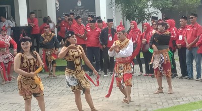 Penyerahan Berkas Bacaleg PDI Perjuangan Jombang ke KPU Diantar Gatotkaca