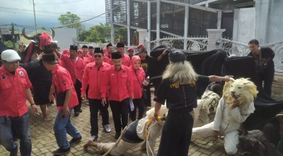 Diiringi Seni Bantengan, Kader PDI Perjuangan Kota Batu Daftarkan 30 Bacaleg