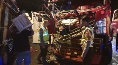 Truk Tangki Pertamina Hantam Colt Diesel Bermuatan Buah di Jalan Jember - Banyuwangii