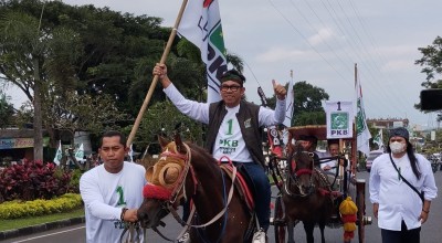 Bacaleg PKB Kota Batu Daftar ke KPU Naik Kuda dan Dokar