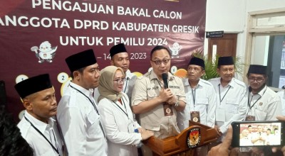 Diawali Salat Ashar Berjamaah, Bacaleg Gerindra Gresik Resmi Daftar ke KPU