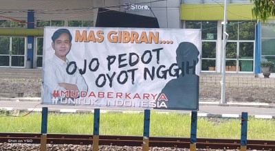 Spanduk Gibran untuk Indonesia Muncul di Surabaya: Mas Gibran Ojo Pedot Oyot Nggeh