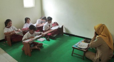 Siswa SD di Banyuwangi Ujian Akhir Sekolah dengan Duduk Lesehan