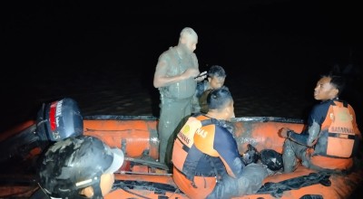 10 Survivor Peneliti Bangkai Paus di Pantai Surabaya Berhasil Dievakuasi, Perahunya Kandas Terjebak Lumpur