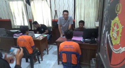 Pencurian Motor di Minimarket Bangkalan Terekam CCTV, 2 Pelaku Ditangkap