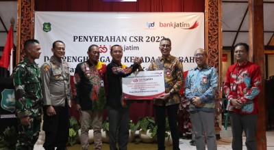 Bank Jatim Memberikan Bantuan PJU Solar Cell di Pulau Kangean