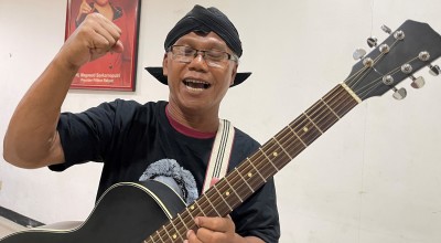 Seniman asal Jogja Diamankan Satpol PP Surabaya ketika Menyosialisasikan Ganjar Pranowo Lewat Musik