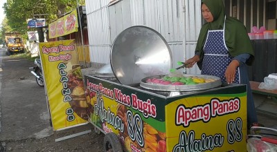 Jual Kue Apang Khas Bugis, Emak-emak di Jombang Raup Cuan Jutaan Rupiah