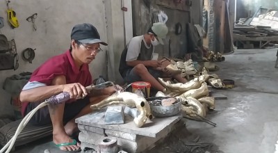 Kerajinan Cor Kuningan di Jombang Tembus Mancanegara