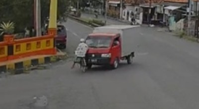 Terobos Lampu Merah, Kakek Naik Sepeda Ditabrak Mobil Box